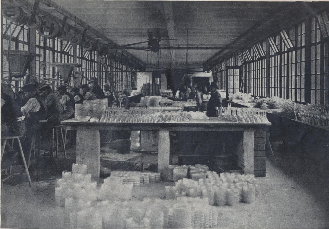 Foto aus dem Inneren der Manufaktur der Glashütte Hochberg 1925-c-Lalique-SAe-en-1925-c-Lalique-SA