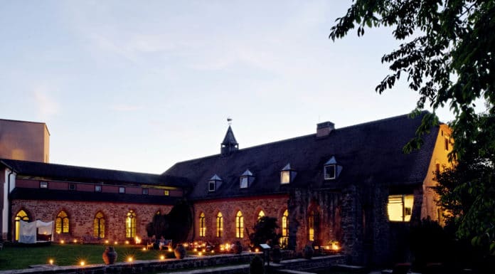 Außenansicht Hotel Kloster Hornbach am Abend