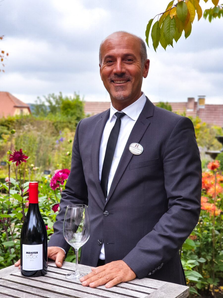 Yalcin Dolgun, Sommelier und "Schatzmeister" des Weinkellers, lädt zur Weinverkostung im Klostergarten