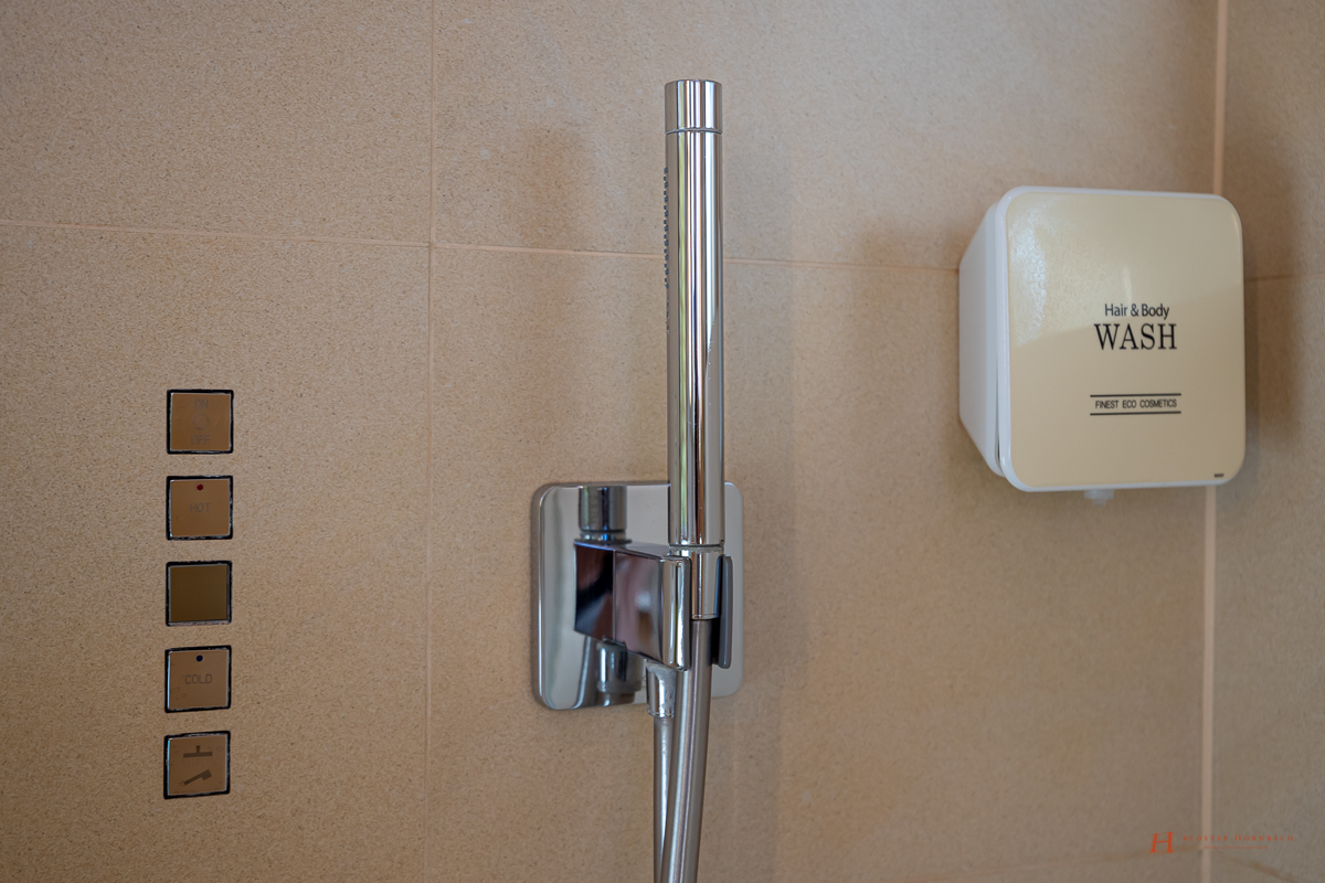 Luxuriös Duschen: die hochwertigen Axor Duschen mit Tellerkopfbrause von Hans Grohe mit Thermostatmodul zur genauen Regulierung der Duschtemperatur in den Bädern des LÖSCH für Freunde waren im Jahr 2011 ein absolutes Novum.