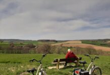 Pause auf der Anhöhe mit Blick ins Tal der Bickenalb auf dem Europäischen Mühlenradweg