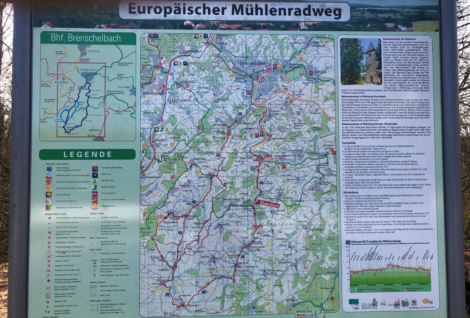 Informationstafel mit Streckenverlauf des Europäischen Mühlenradweges