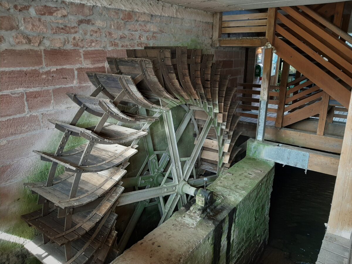 Museumsstopp auf dem Europäischen Mühlenradweg: Mühlrad in der Eschviller Mühle