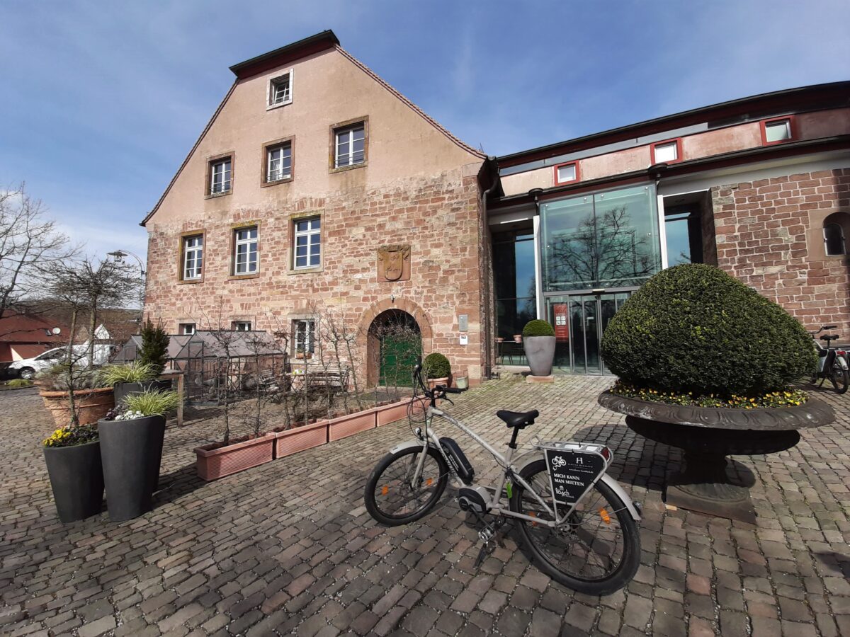 Auf geht's zur E-Bike-Tour auf dem Europäischen Mühlenradweg. Startpunkt: Hotel Kloster Hornbach