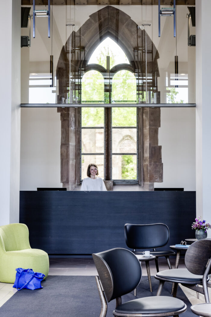Elegant und schlicht: die neue Rezeption im Kreuzgang Ost des Hotel Kloster Hornbach