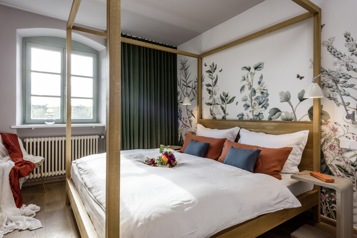 Leicht und luftig für die Liebe - das neue Schlafzimmer der Suite Auf Ewig des Hotel Kloster Hornbach