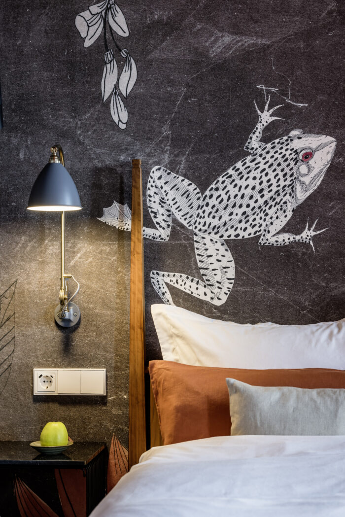Auf dem Sprung - an der Tapete in der Wand ist der Frosch im Designzimmer Nr. 12 des Hotel Kloster Hornbach