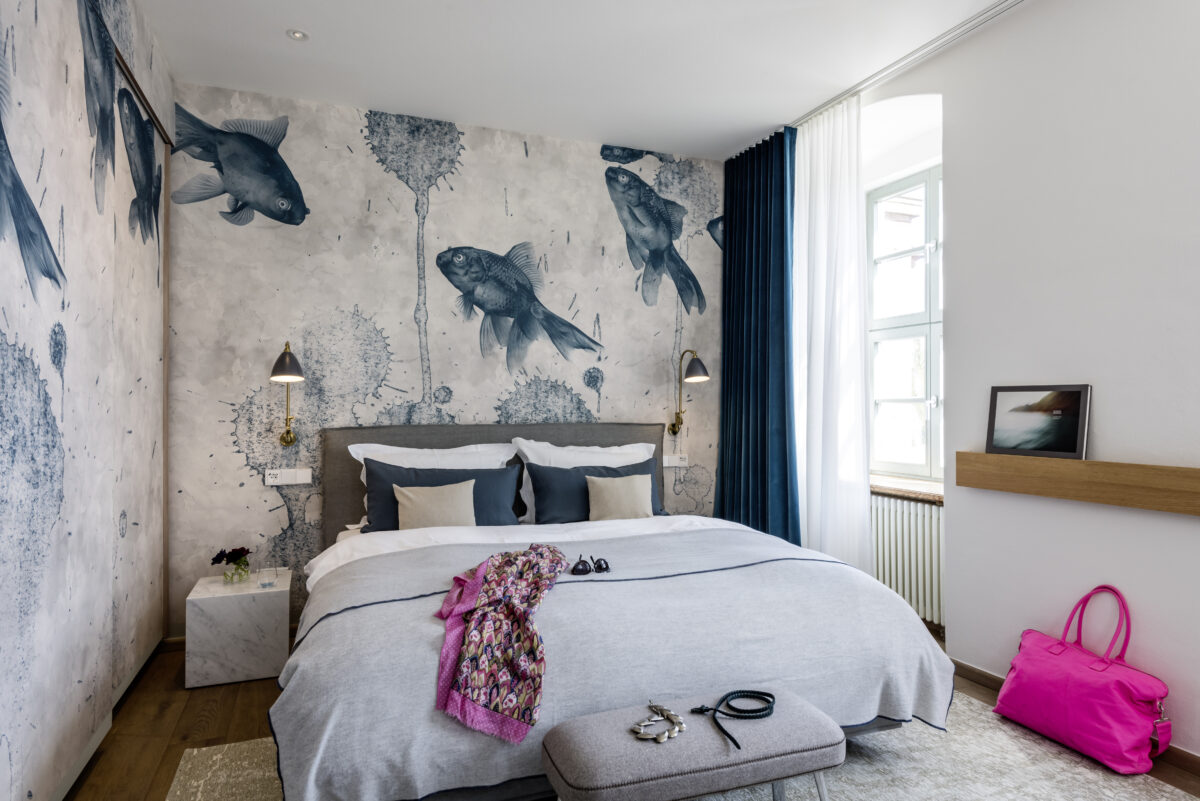 Im neuen Designzimmer Nr. 22 des Hotel Kloster Hornbach tummeln sich blaue Fische auf der Tapete