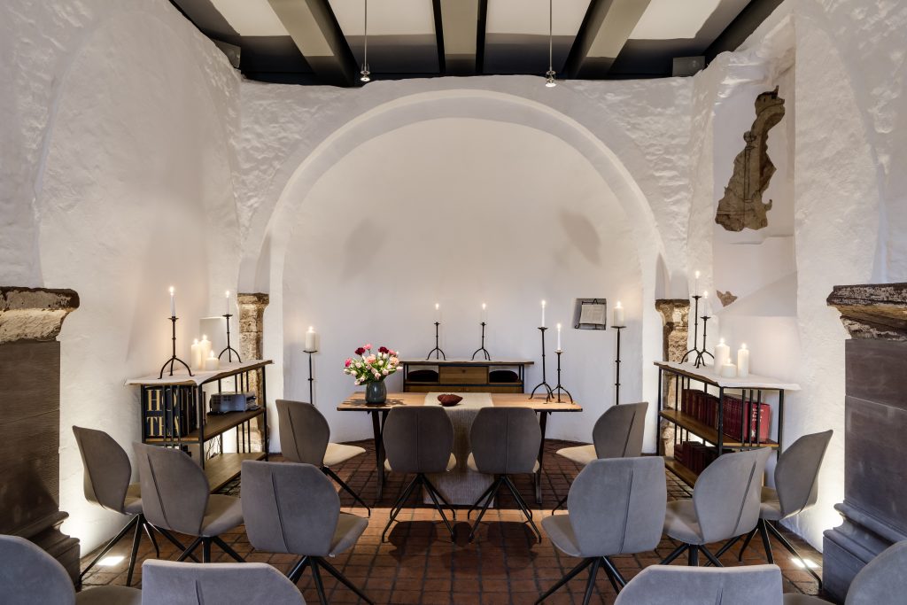 Standesamtliche Trauung in der ehemaligen Abtskapelle im Hotel Kloster Hornbach mit historischer Architektur, Kerzenlicht und 
festlichem Ambiente.

